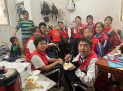 “春风送暖，爱心送情”坪东社区关心关爱辖区困境儿童三五雷锋日主